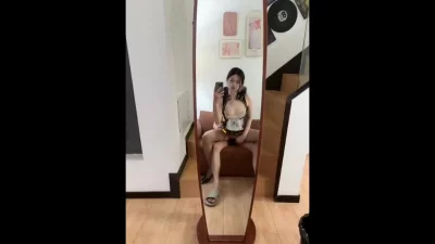 对镜操是最骚的，重点还是小母狗自己举着手机主动拍摄