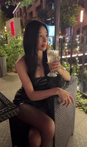 极品女友镜子里的她好美 才用力抽插几下就受不了